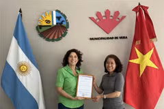 L’ambassadrice du Vietnam en Argentine, Ngô Minh Nguyêt (à droite) avec la maire de la ville de Vera, Paura Mitre. Photo: VNA