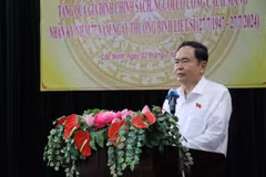 Le président de l’Assemblée nationale Trân Thanh Mân s’exprime en ouverture de la 15e session du Conseil populaire de la province de Binh Phuoc du 10e mandat. Photo : VNA