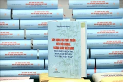 Le livre "Construire et développer une politique étrangère et une diplomatie vietnamiennes globales et modernes, imprégnées de l’identité du bambou vietnamien" du feu secrétaire général du Parti communiste du Vietnam, Nguyên Phu Trong. Photo : VNA