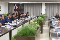 Le vice-ministre vietnamien de la Sécurité publique Trân Quôc To et le ministre cubain de l’Intérieur Lázaro Alberto Álvarez Casas passent en revue la coopération entre les deux ministères. Photo: VNA