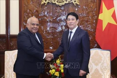 Le président Luong Cuong (à droite) serre la main de l’ambassadeur de Cuba au Vietnam Orlando Nicolás Hernández Guillén, à Hanoi, le 7 novembre. Photo: VNA