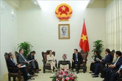 Le vice-Premier ministre Trân Hông Hà recevant la directrice générale adjointe de l’Agence française de développement (AFD), Marie-Hélène Loison, à Hanoi, le 17 mai. Photo: VNA