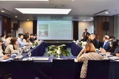 Experts vietnamiens et finlandais au séminaire d’échange d’expériences en matière de gestion des eaux souterraines, à Hanoi, le 11 décembre. Photo: VNA