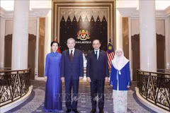 Le secrétaire général du Comité central du Parti communiste vietnamien Tô Lâm (deuxième à partir de la gauche) et son épouse (première à gauche) et le Premier ministre malaisien Anwar Ibrahim (deuxième à partir de la droite) et son épouse. Photo : VNA