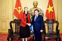 Le professeur Nguyên Xuân Thang, membre du Politburo, directeur de l’Académie nationale de politique Hô Chi Minh (HCMA) serre la main de la représentante résidente du PNUD au Vietnam, Ramla Khalidi, le 17 octobre. Photo : VNA