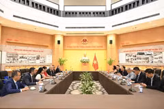 Vue de la rencontre entre le vice-ministre de l’Industrie et du Commerce Nguyên Hoàng Long et le président de la Chambre de commerce et d’industrie de Prahova, Aurelian Nicolae Gogulescu. Photo: Ministère de l’Industrie et du Commerce 