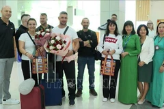 Les touristes tchèques accueillis à leur arrivée à Phu Quôc. Photo: VNA