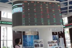 Un investisseur au Service des transactions boursières de Hô Chi Minh-Ville (HoSE). Photo: VNA
