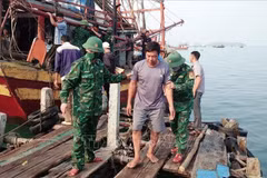 Les gardes-frontières de la province de Quang Binh ramènent à terre les pêcheurs en détresse en mer. Photo : VNA