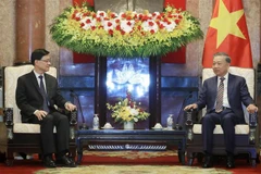 Le président Tô Lâm (à droite) et le chef de l’exécutif de la région administrative spéciale de Hong Kong, Lee Ka-chiu, à Hanoi, le 1er août. Photo : VNA