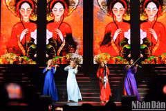 Le quatuor à cordes Bond vêtues d’ao dài (tunique traditionnelle vietnamienne) sur scène. Photo : NDEL