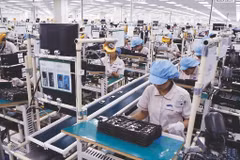 Dans l’usine de production de téléphones portables de Samsung Vietnam à Bac Ninh (Nord). Photo : VNA