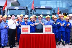 Le Premier ministre Pham Minh Chinh offre des cadeaux aux ingénieurs et aux ouvriers sur le chantier du projet. Photo: VNA