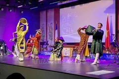 Une performance artistique lors de la célébration du 79e anniversaire de la Révolution d’août (19 août) et de la Fête nationale (2 septembre), en France Photo : VNA