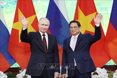 Le Premier ministre Pham Minh Chinh (à droite) et le président russe Vladimir Poutine, à Hanoi, le 20 juin. Photo: VNA