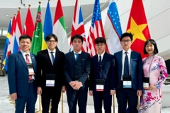 Des lycéens vietnamiens ont été décorés de médailles d’or et d’argent au Kazakhstan.. Photo : VNA