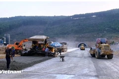 Un projet composant l’autoroute Nord-Sud à l’Est en construction. Photo : VietnamPlus