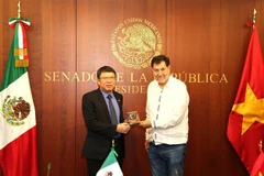 Le président du Sénat mexicain Gerardo Fernández Noroña (à droite) offre un cadeau de souvenir au nouvel ambassadeur Nguyên Van Hai. Photo : VNA