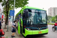 Un bus Vinbus desservant la ligne Long Biên-Bo Hô-Vinhomes Smart City. Photo : VNA