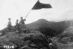 Dans l'après-midi du 7 mai 1954, le drapeau "Déterminé à se battre, déterminé à gagner" flotte sur le toit du QG De Castrie. Photo: archives