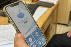 L’application eCDT installée sur les smartphones pour déclarer l'origine des produits de la pêche. Photo: VNA