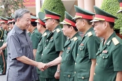 Le président Tô Lâm rend visite à la brigade du génie 25, à Vinh Long, dans le delta du Mékong, le 5 juillet. Photo : VNA 