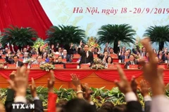 Les délégués votent pour approuver la liste des 374 membres du Comité central du Front de la Patrie du Vietnam, mandat 2019-2024, à Hanoi, en septembre 2019. Photo: VNA