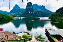 Une vue panoramique de la baie de Pa Khom, entourée de montagnes luxuriantes. Photo : NDEL