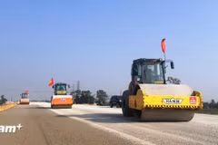Sur le chantietr d'une section de l’autoroute Nord-Sud à l’Est. Photo : VietnamPlus