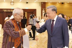 Le président Tô Lâm et son homologue est-timorais José Ramos-Horta (à gauche) portent un toast lors du banquet, à Hanoi, le 1er août 2024. Photo: VNA