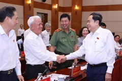 Le président de l’Assemblée nationale, Trân Thanh Mân (à droite) lors de la séance de travail avec comité du Parti de la ville de Hai Phong. Photo: VNA