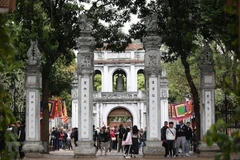 Touristes visitant le Temple de la Littérature à Hanoi. Photo: VNA