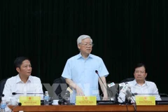 Le secrétaire général Nguyen Phu Trong travaille avec le ministère de l’Industrie et du Commerce