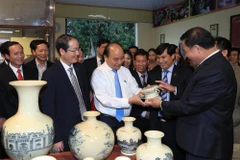 Le PM exhorte à valoriser le talent des artisans du village de céramique de Chu Dâu