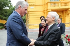 La visite du dirigeant cubain au Vietnam fait la une des médias