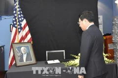 Des organisations et individus rendent hommage au sénateur John McCain 