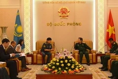 Le général Ngo Xuan Lich reçoit le vice-ministre kazakh de la Défense