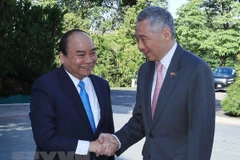 Cérémonie d’accueil réservée au PM Nguyên Xuân Phuc en visite officielle à Singapour