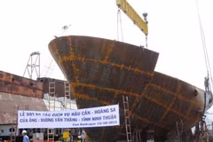 Construction du premier bateau à coque en acier pour un pêcheur de Ninh Thuan