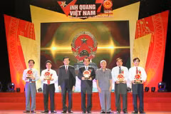"Gloire du Vietnam" honore dix individus et collectifs
