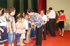 Remise de cadeaux à des enfants en difficulté