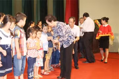 Remise de cadeaux à des enfants en difficulté