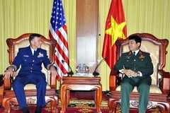 Les garde-côtes vietnamiennes et américaines renforcent leur coopération