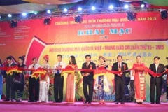 Ouverture de la foire internationale du commerce Vietnam-Chine 2015 à Lào Cai 