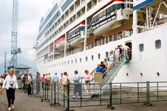 Le port de Chân Mây accueille plus de 4.000 croisiéristes étrangers