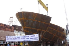 Construction du premier bateau à coque en acier pour un pêcheur de Ninh Thuan