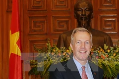 L’ambassadeur américain Ted Osius inspecte le déminage à Quang Tri