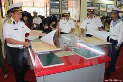 Des documents sur la souveraineté maritime du Vietnam exposés à Hoa Binh