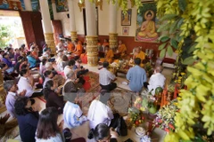 Bac Lieu : Remise de cadeaux aux Khmers en l'honneur de la fête Sene Dolta