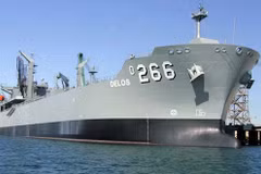 Un ravitailleur de la Marine royale australienne jette l’ancre à Da Nang